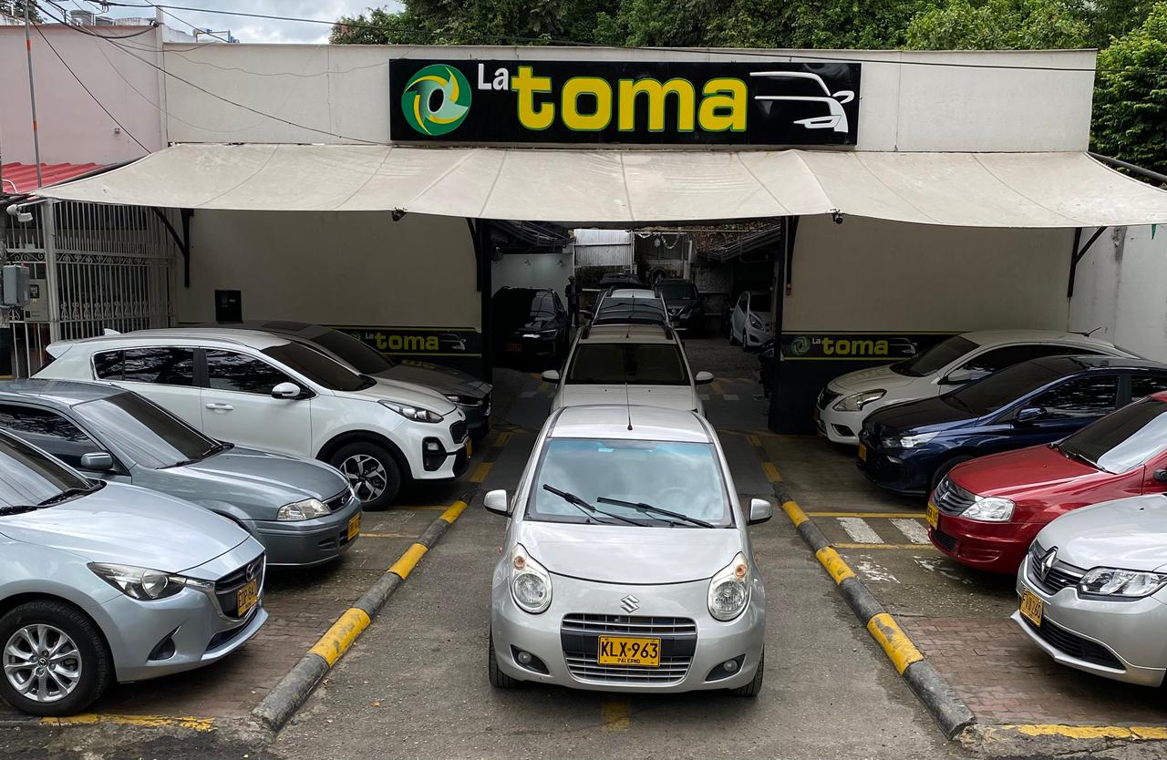 Fila de autos usados bajo la carpa de La Toma