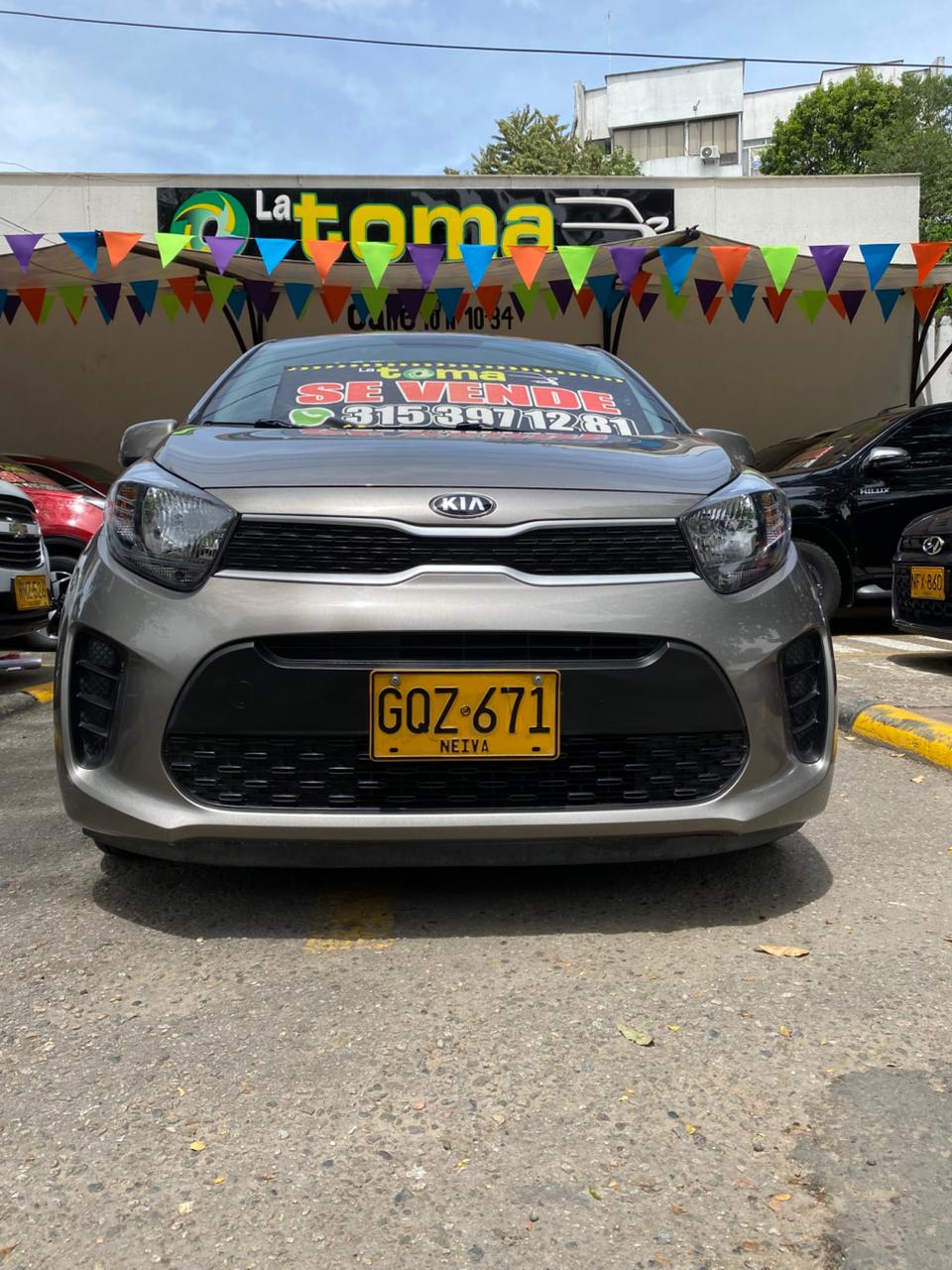 Kia sedán gris en venta en el patio